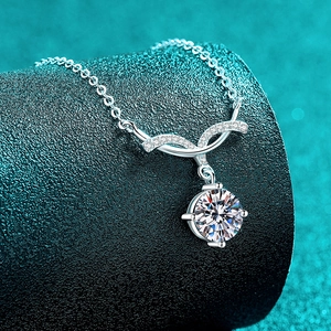 Elegante S925 Sterlingsilber Moissanit Halskette mit kreuzförmigem Diamantanhänger