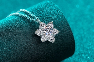 Détail du collier flocon de neige en argent S925 avec pendentif fleur en moissanite