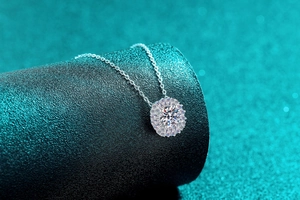 Vue macro d'un pendentif en argent S925 avec moissanite brillante de style halo