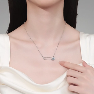 Collier épingle de nourrice en argent S925 avec pierre moissanite bleue pour femme