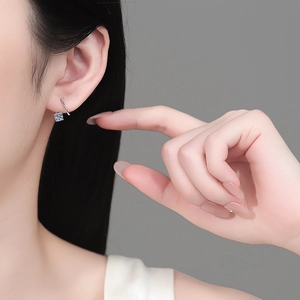 Boucles d'oreilles minimalistes en argent 925 et moissanite en forme de C pour femmes