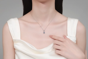 Nahaufnahme der S925 Silberkette mit blauem Edelstein und weißem Steinanhänger am Hals