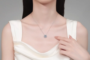 Gros plan du collier moissanite en argent 925 avec pendentif halo radieux sur le modèle