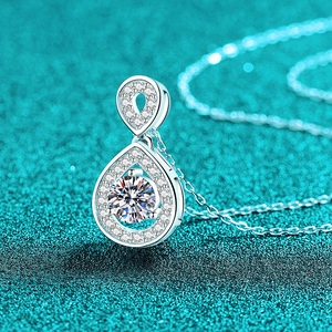 Collana a goccia in argento sterling S925 con ciondolo in moissanite su sfondo blu