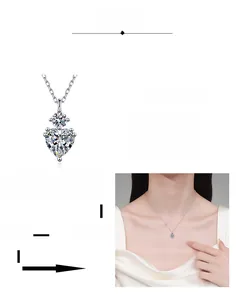 Gros plan du pendentif cœur en moissanite plaqué platine et démonstration sur modèle