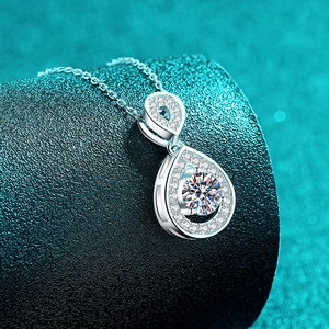 Collana classica in argento S925 con ciondolo a goccia e pietra principale in moissanite