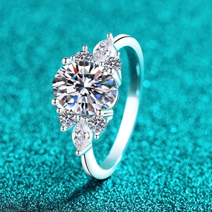 Bague élégante en argent 925 avec moissanite ovale sur fond bleu scintillant brillant