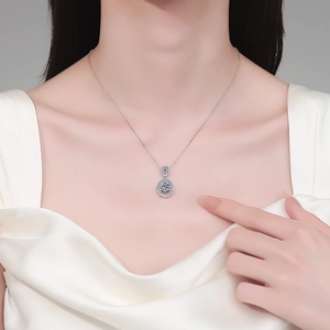 Elegante collana in argento 925 con moissanite a goccia indossata da una modella