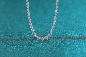 Macro shot of 925 silver necklace featuring V-shaped pave-set Moissanite gemstones