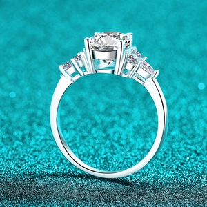Bague luxueuse en argent sterling S925 avec moissanite ovale et diamants sur fond bleu-vert