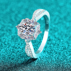 Luxurious S925 sterling silver moissanite ring with oval halo design and split shank band