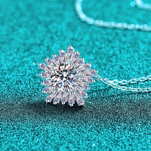 Collana in argento S925 e moissanite con pendente geometrico a raggiera su sfondo blu