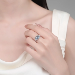 Bague luxueuse en argent S925 avec moissanite ovale et pierres latérales marquise