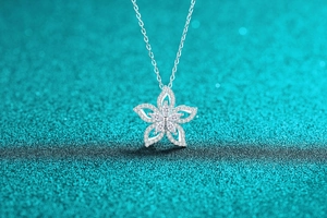 Vue macro détaillée du pendentif fleur en argent S925 avec pierres de moissanite brillantes