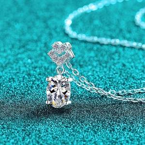 Elegante S925 Sterlingsilber Halskette mit ovalem Moissanit-Anhänger und Herzakzent