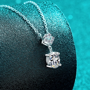 Elegante S925 Sterlingsilber Kette mit ovalem Moissanit Anhänger und Sternakzent