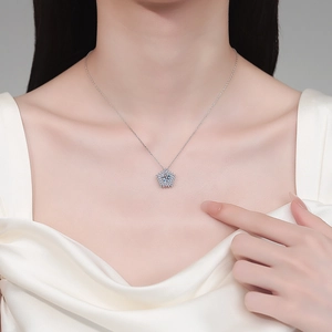 Elegante collana con ciondolo a pentagono in argento 925 e moissanite indossata da una modella