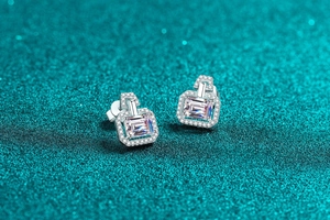 Macro λήψη από ορθογώνια ασημένια σκουλαρίκια moissanite με φωτοστέφανο και πολυτελές φινίρισμα