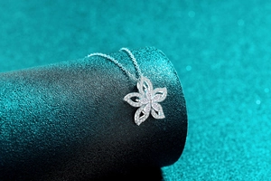 Détail macro du collier fleur en argent S925 avec pierres moissanites taille marquise