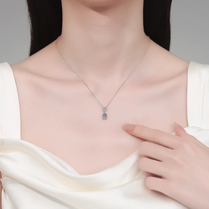 Halskette aus S925 Sterlingsilber mit ovalem blauen Moissanit-Anhänger an einem Model