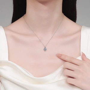 Élégant collier en argent sterling S925 avec pendentif en moissanite sur un mannequin