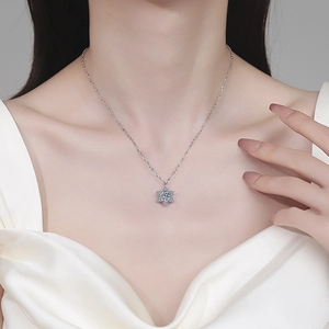 Élégant collier pendentif flocon de neige en argent S925 avec moissanite sur modèle