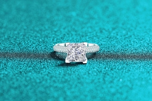 Détail macro bague moissanite coupe carrée avec serti pavé à trois rangées
