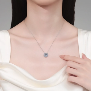 Luxueux collier pendentif halo en argent sterling S925 moissanite porté par un modèle