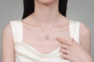 Gros plan d'un collier pendentif fleur en argent S925 élégant porté par un mannequin