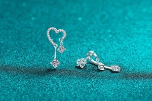 Dettaglio degli orecchini a cuore con nappa in argento S925 e pietre moissanite