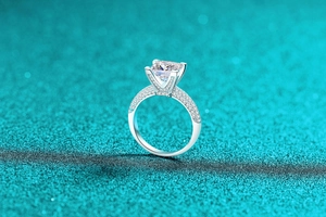 Vue latérale macro d'une bague moissanite taille coussin avec pavé et détails ajourés fins