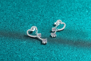 Dettaglio di orecchini a cuore in argento S925 con scintillanti pietre di moissanite
