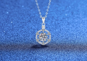 Makroaufnahme von 925er Silber Schneeflocken Kompass Anhänger mit 1ct Moissanit Stein