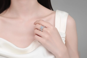 Gros plan d'une bague en argent avec moissanite taille princesse carrée sur la main
