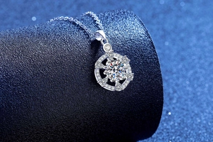 Makroaufnahme von 925 Sterling Silber Schneeflocken Kompass Anhänger mit Moissanit Stein
