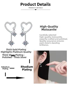 Dettaglio orecchini cuore in moissanite con placcatura in oro e design a nappa