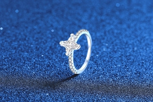 Vue macro d'une bague étoile en argent S925 avec moissanite 1ct et pierres latérales