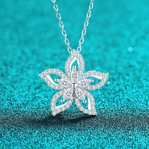 Collier Pendentif Fleur en Argent Sterling 925 Moissanite pour Femme Élégant Design Floral Camélia Bijoux de Luxe Cadeau