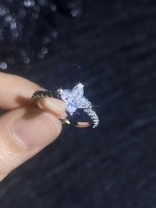 Vue macro d'une bague étoile en argent S925 sertie d'une moissanite de 1 carat