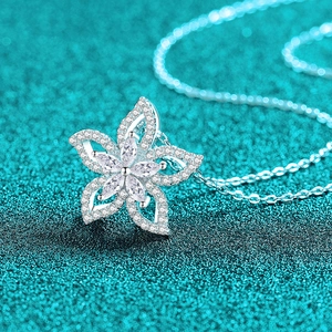 Élégant collier en argent S925 avec pendentif fleur en moissanite sur fond bleu