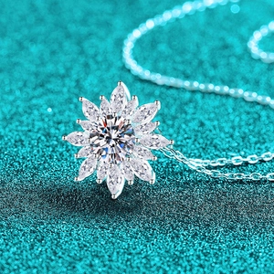 Collana girasole in argento sterling S925 con moissanite su sfondo blu scintillante
