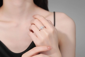 Vue macro d'une bague en argent S925 avec pierre centrale en moissanite en forme de croix