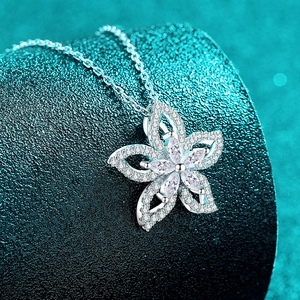 Collier en argent sterling S925 avec pendentif fleur à cinq pétales en moissanite pure