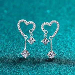 Orecchini a Pendente Cuore in Argento Sterling 925 con Moissanite e Zirconia Eleganti Orecchini con Nappine per Donna Regalo
