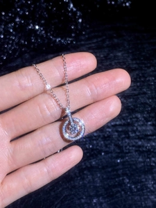 Detailed close-up of S925 sterling silver halo necklace featuring a moissanite stone