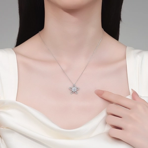 Collier fleur élégant en argent S925 avec moissanite scintillante sur cou de mannequin