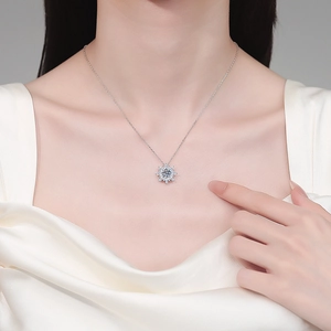 Collana con pendente a fiocco di neve in argento S925 e moissanite indossata da una modella