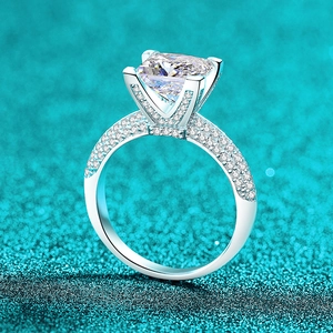 Bague élégante en argent sterling S925 avec moissanite carrée et sertissage à griffes