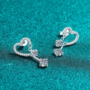 Eleganti orecchini cuore a nappa in argento sterling S925 con moissanite scintillante