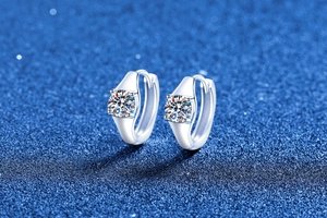 Vue détaillée de créoles en argent 925 avec moissanite ronde sertie à quatre griffes